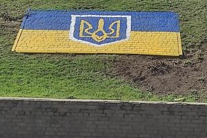 Вже декілька років поспіль центральну вулицю нашого міста прикрашають національні символи - Державний Герб та Прапор України