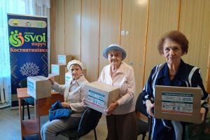 Видача гуманітарних продуктових пакунків для внутрішньо переміщених мешканців Костянтинівської міської територіальної громади поважного віку